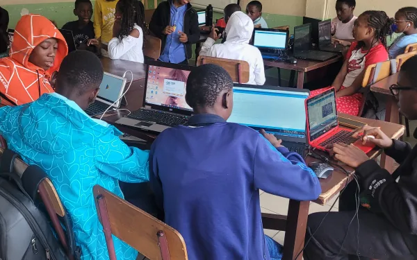Jeunes en atelier de code SEKOO