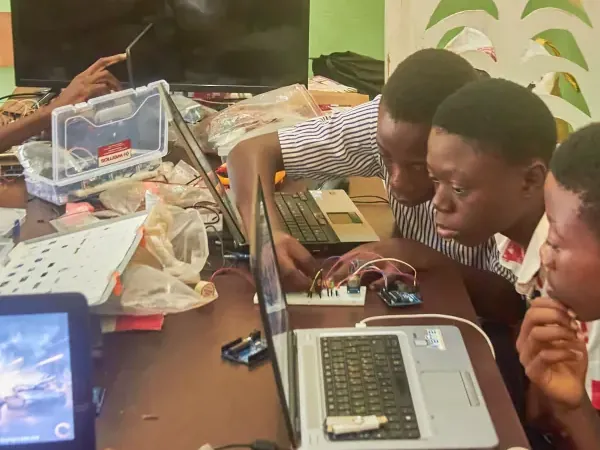 Jeunes en atelier de robotique SEKOO